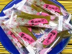 【送料無料】 三陸産　おつまみ茎わかめ　梅しそ味　お徳用２５０ｇ（１２５ｇ×２） おつまみにどうぞ　便利なチャック袋入り