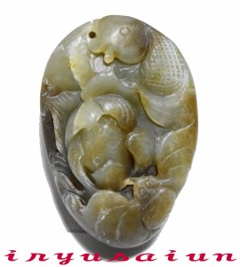 【送料無料】金運 の象徴 Jade Goldfish Netsuke 開運 風水 天然 玉石 手彫り 金魚 蝙蝠 根付 和田玉 男女兼用 新品 一刀彫 ネックレス 