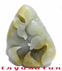 【送料無料】金運 の象徴 Jade Goldfish Netsuke 開運 風水 天然 玉石 手彫り 金魚 根付 和田玉 男女兼用 新品 一刀彫 ネックレス 色 メ