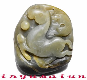 【送料無料】馬 午 十二支 馬到成功 Chinese zodiac Jade Netsuke 開運風水天然玉石手彫り 馬 午根付 和田玉 男女兼用 新品 一刀彫 ネッ