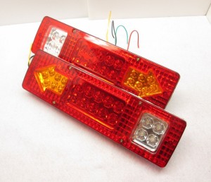 カスタム テールランプ LED 汎用 左右2個セット 矢印 赤（12V）トレーラー トラック 船舶