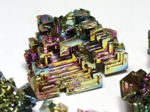 【在庫限り】  ビスマス結晶 レアメタル 200g 迷宮と階段 結晶 高品質 天国への階段 虹色の金属 ビスマス 虹色 風水 パワーストーン 天然