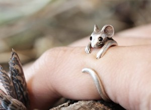 【在庫限り】ネズミリング ネズミ 鼠 マウス ねずみ 動物モチーフ フリーサイズ 指輪 女性 男性 プレゼント アニマル リング お洒落 オシ