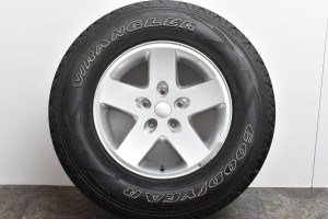 中古タイヤホイール 1本セット 17インチ 7.5J +44.45 PCD 127 P245/75R17 110T ジープ 純正 ホイール【 グッドイヤー 製 タイヤ付き】