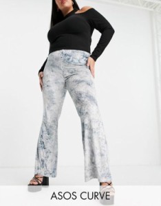 エイソス レディース カジュアルパンツ ボトムス ASOS DESIGN Curve crushed velvet flare pants in blue Multi