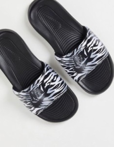 ナイキ レディース サンダル シューズ Nike Victori One zebra print slides in black and silver Black/Silver