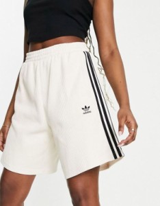 アディダス レディース ハーフパンツ・ショーツ ボトムス adidas Originals waffle three stripe boxer shorts in off white wonder whit