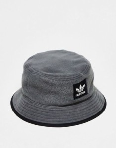 アディダス メンズ 帽子 アクセサリー adidas Originals fleece / nylon reversible bucket hat in gray and black Black