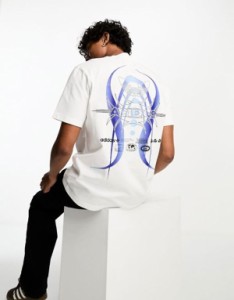 アディダス メンズ Tシャツ トップス adidas Originals Rekive Graphic t-shirt in white WHITE