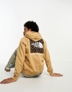 ノースフェイス レディース パーカー・スウェット アウター The North Face NSE Box hoodie in monogram light brown BEIGE