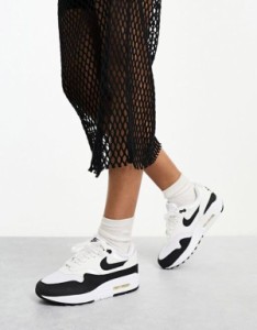 ナイキ レディース スニーカー シューズ Nike Air Max 1 trainers in white and black WHITE