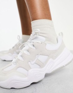 ナイキ レディース スニーカー シューズ Nike Tech Hera sneakers in white WHITE