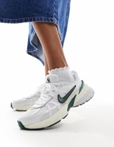 ナイキ レディース スニーカー シューズ Nike V2K Run unisex sneakers in white and green WHITE