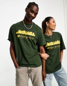 ニューバランス レディース Tシャツ トップス New Balance NB Place Like Home oversized unisex T-shirt in dark green and mustard - E