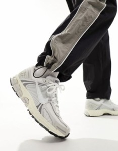 ナイキ メンズ スニーカー シューズ Nike Zoom Vomero 5 sneakers in white and cream WHITE