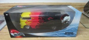 【中古品】Hot Wheels (ホットウィール) Customized VW Drag Bus w flames 1/18 ミニ (中古品)