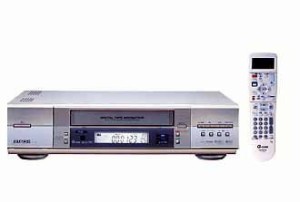 【中古】(未使用・未開封品)日立(HITACHI) D-VHSビデオカセットレコーダー でじたるテープナビ DT-DR1 シルバー VHS/S-VHS対応