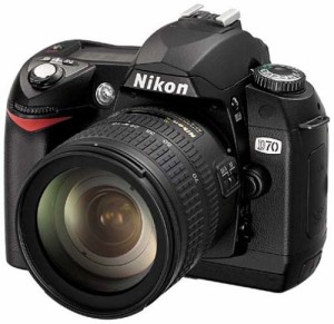 Nikon　D70　デジタル一眼レフカメラレンズキット　[AF-SDX ズームニッコー(中古品)