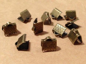 レース留め金具・ヒモ留め 10個セット(8mm 0.8cm) セピアカラー 金古美 金属メッキ 手芸用 金具 材料 手芸材料 パーツ レース タグ ニッ