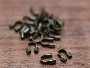 U字カン(約4mm×4.5mm)約25個セット 金古美 ユー字金具 U字 エンドパーツ 留め金具 ビーズパーツ アクセサリー 手芸材料 基本 素材