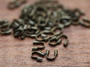 U字カン(約4mm×4.5mm)約50個セット 金古美 ユー字 U字金具 エンドパーツ 留め金具 ビーズパーツ アクセサリー 手芸材料 基本 素材