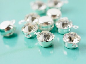 ラインストーンパーツ(約8mm)約10個 白銀xクリスタル ラウンド カン付き 1穴 台付き フレームストーン 手芸材料 アクセサリー素材