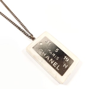 CHANEL シャネル ネックレス プレート ロゴ  メタル/樹脂系 シルバー レディース 中古