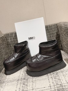 Maison Margiela 厚底のパンやスノーブーツが流行ファッションです