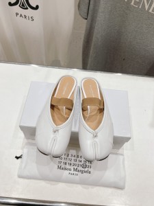 Maison Margiela メゾンマルジェラ新作チャンキーヒールアップルトゥバレエハーフスリッパ ホワイト