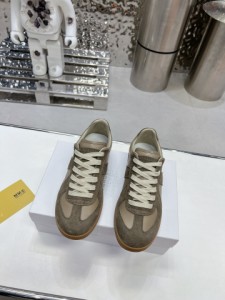 Maison Margiela メゾンマルジェラMM6ロートップクラシックジャーマントレーニングフラットリトルホワイトボードシューズ ライトブラウン