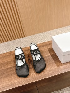 Maison Margiela メゾンマルジェラ 春夏新作 チャンキーヒール アップルヘッド バレエフラット ハーフスリッポン  ブラック