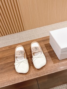 Maison Margiela メゾンマルジェラ 春夏新作 スモール フラット ヒール トゥ バレエ フラット ハーフ スリッパ