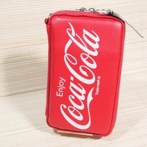 Coca Cola（コカ・コーラ/ロゴ） フラットマルチペンケース 63920/スマホも入るポーチ ポケット多め トラベルポーチ