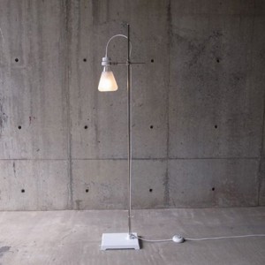 abode FLASK - Floor Lampフロアランプ理科実験用の三角フラスコが照明になりました。インテリアデザイナーズ照明送料無料リビング