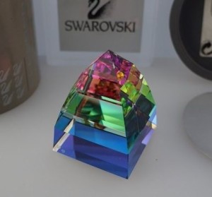 スワロフスキー Swarovski 廃盤品 『Pyramid ペーパーウェイト』 7450 NR 040 000
