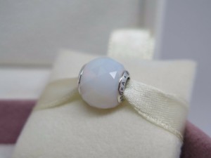 Pandora パンドラ ホワイト ファセット ガラス チャーム Opalescent White Geometric Facets Glass Charm