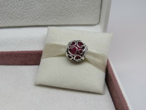 Pandora パンドラ チャーム Encased in Love Cerise Glass Hearts Charm ハート 赤