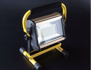 充電式 LEDライト 投光器 電池6本付 100Ｗ ワークライト 非常灯 屋外照明 作業灯 ランタン キャンプ 懐中電灯 防災