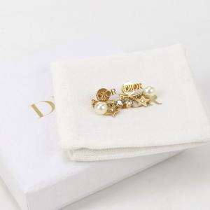 新品 未使用 Dior ピアス ロゴ ゴールド ミルキーベージュ 新品 未使用 Dior ピアス ロゴ ゴールド ミルキーベージュ