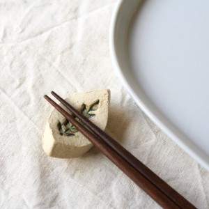 和陶の若葉箸置き 日本製 美濃焼 いろいろなシーンに使えます 箸置き 箸休め はしおき カフェ食器 和洋食に使える
