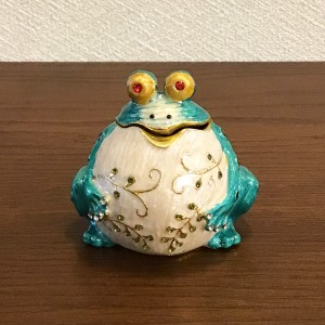 蛙 カエル かえる 個性的 エナメル製 面白い かわいい 縁起の良い 通販 置物 小物入れ 小物収納 置物 プレゼント 贈り物 お誕生日プレゼ
