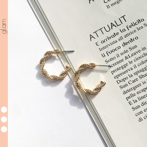 ねじり ツイスト フープ ピアス ゴールド シルバー おしゃれ ベーシック シンプル 二次会 パーティ 結婚式 春 夏 韓国 個性的 プチプラ人