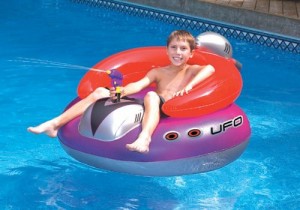 スイムライン Swimline 円盤型 UFO ボート シューティングガン 水鉄砲付き 浮き輪 プール 海 パーティー 並行輸入