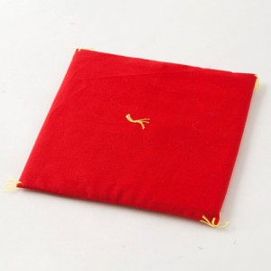 赤座布団　16cm角 (KK410)　置物・お飾り用品　ディスプレイ用　Red cushion for a figurine