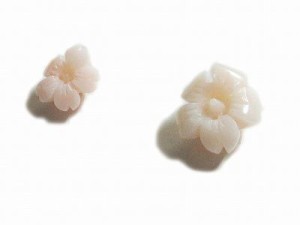 ミッド珊瑚 ピアス 桜 （のし等ギフト対応無料) 9ミリ サンゴにサクラを 手彫り 18金 スタッド (シリコン付きキャッチ) 無染色さんご 18K