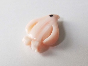 ピンク珊瑚 ルース ペンギン型に手彫りしました 自分だけのかわいいジュエリーを作りませんか？ 無染色さんご サンゴ パーツ