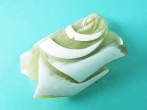 白水牛 薔薇 彫ブローチ（のし等ギフト対応無料 ）縦100×横100mm  ペンダントにもなる ２WAY 落下防止シリコン付き 角の丸みをそのまま 