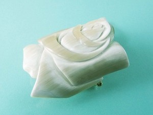 白水牛 薔薇 彫ブローチ（のし等ギフト対応無料 ）縦80×横80mm  ペンダントにもなる ２WAY 落下防止シリコン付 角の丸みを活かした一品 