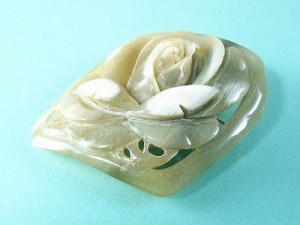 白水牛 薔薇 彫ブローチ（のし等ギフト対応無料 ) 55×60mm 落下防止シリコン付 角の丸みを活かした ばらの花 天然素材肌に優しい 軽い 