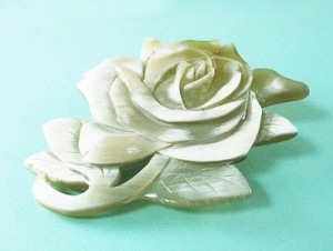 白水牛 薔薇 彫ブローチ（のし等ギフト対応無料 ）縦78×横70ミリ 大ぶり ペンダントにもなる ２WAY 落下防止シリコン付 ばらの花 レトロ